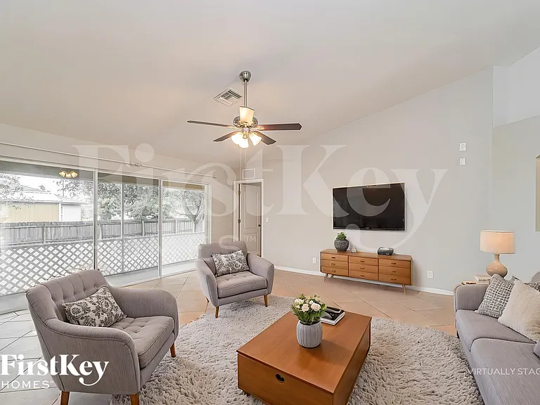 2731 SW 2nd Ln — Photo 4