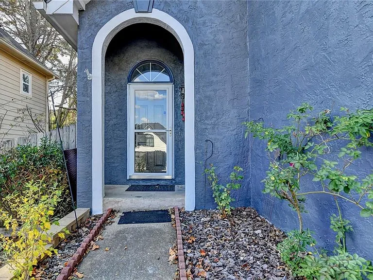 1112 Ashbury Dr — Photo 4