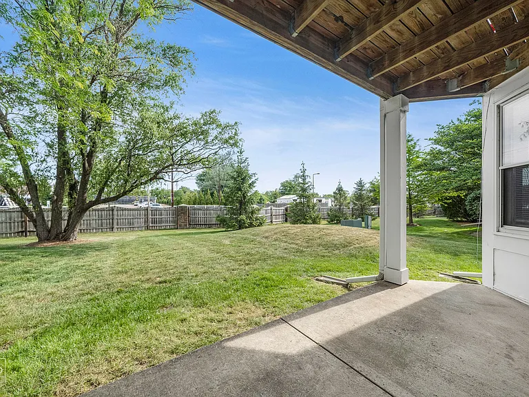 98 Willow Pkwy #98 — Photo 17