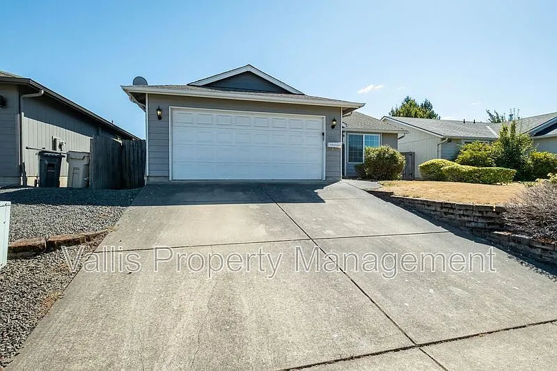 3 bed, 2.0 bath, 1062 sqft, $2,295 — Photo 3