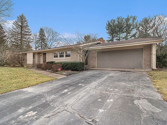 5th image of 3279 Surrey Dr