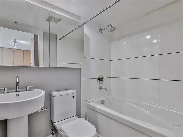 565 Smithe St #100X — Photo 10