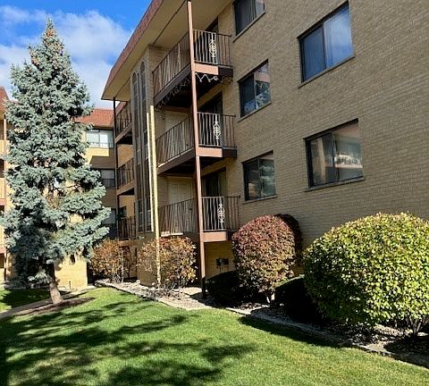2nd image of 7100 W Cullom Ave Unit 320