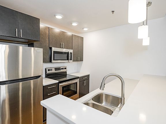 4th image of 1809 E Franklin St #6206