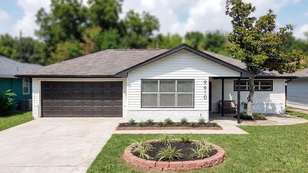 3 bed, 2.0 bath, 1650 sqft, $3,400 — Photo 1