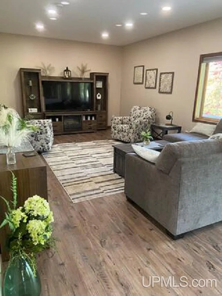 3 bed, 2.0 bath, 1440 sqft, $2,500 — Photo 2