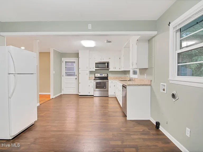 300 Long Acres Dr — Photo 6