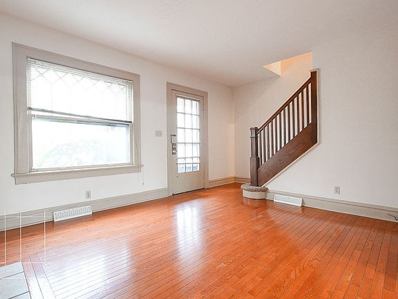3rd image of 194-202 W 3rd Ave