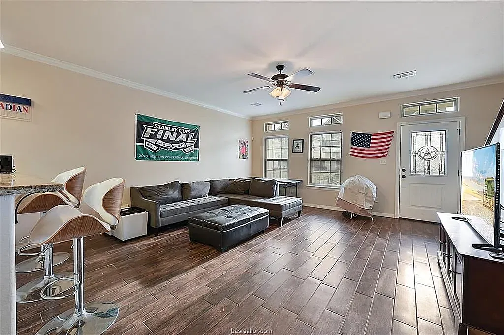 401 Ash St — Photo 3