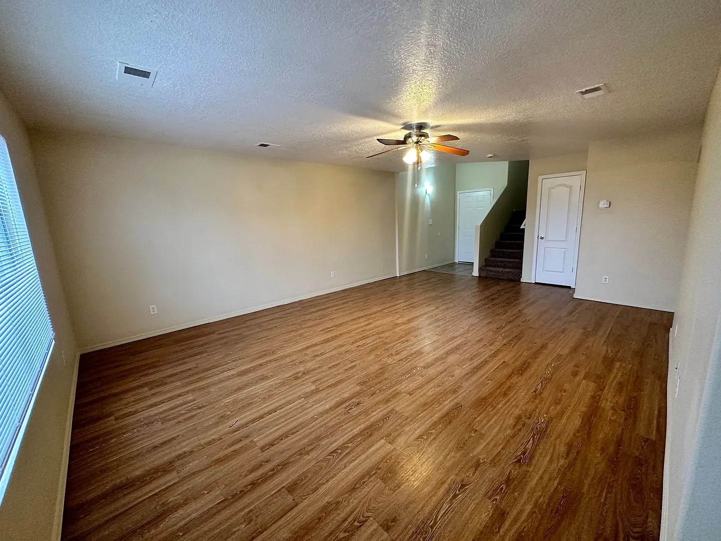 Spacious 4 bed 2.5 bath 3 car garage — Photo 4