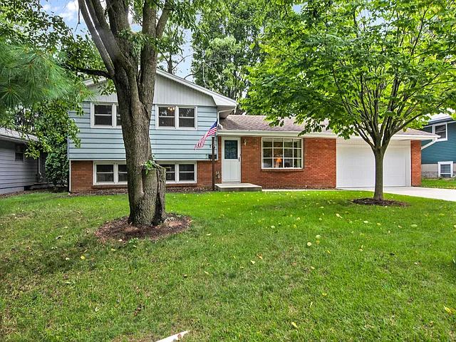 719 Angela Dr photo 1
