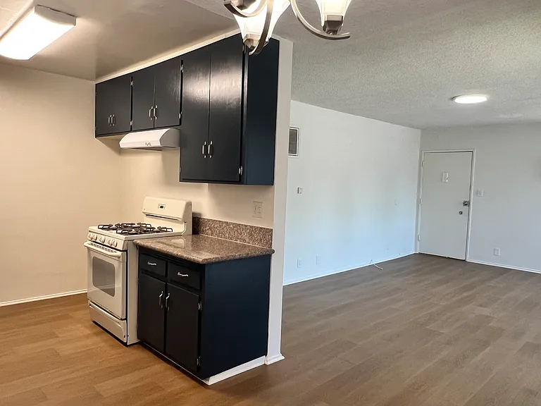 13031 Oxnard St #1 — Photo 7