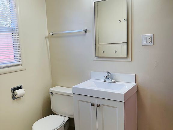 2nd image of 218 W Beverly Pl #218