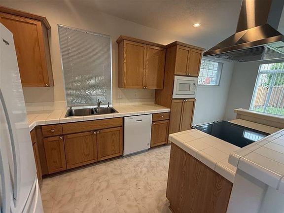 3rd image of 1176 SE Tamora Ave