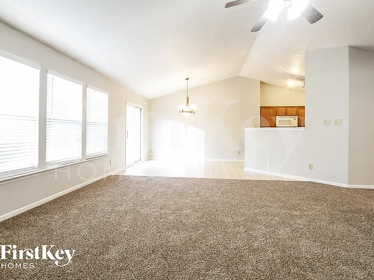 744 Thornwood Ln — Photo 4