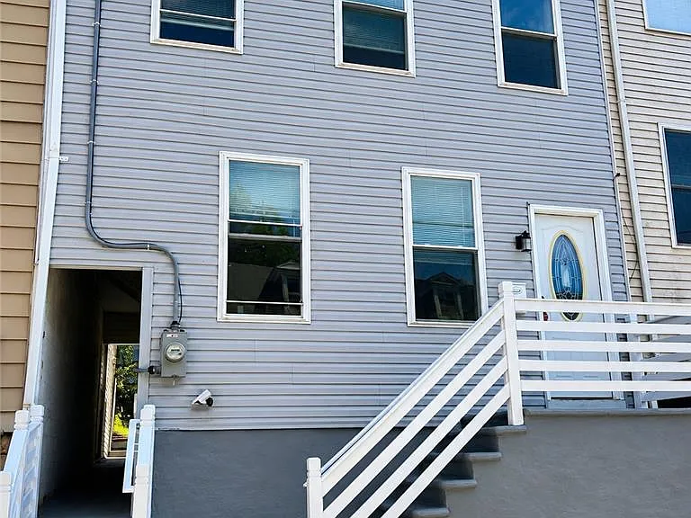 718 Ferry St — Photo 1