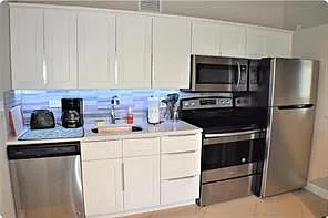 3 bed, 2.0 bath, 2402 sqft, $3,300 — Photo 2
