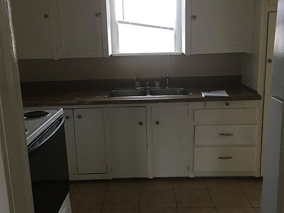 2nd image of 400 SW 42nd St #B
