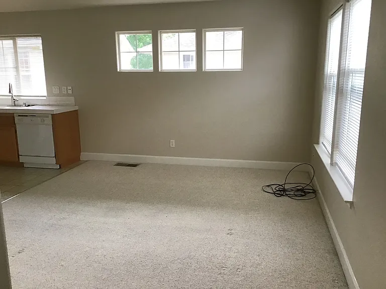 647 McGinnis Cir — Photo 2