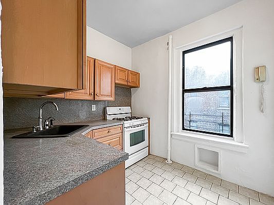 5th image of 609 W 186th St #51