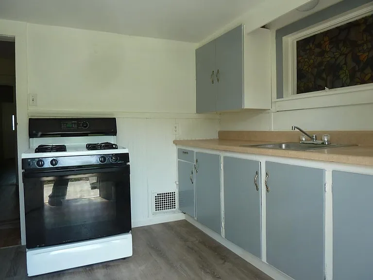 120 W 6th St — Photo 11