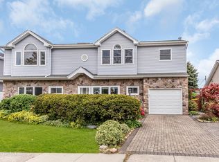 91 Syosset Cir, Syosset, NY 11791