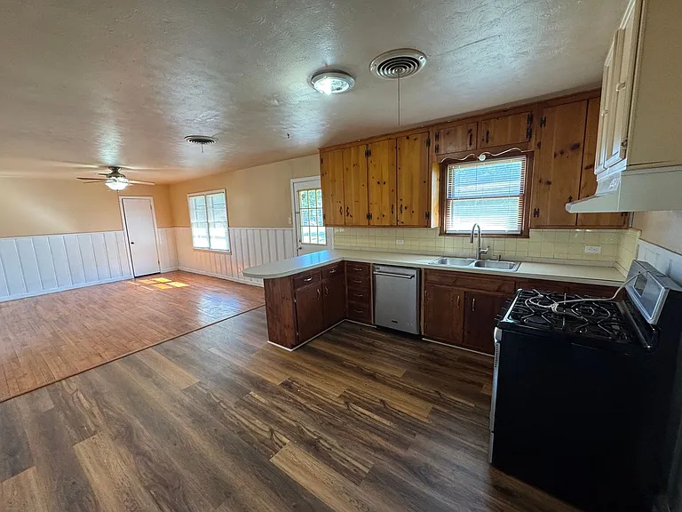 1005 N Willard Dr — Photo 5