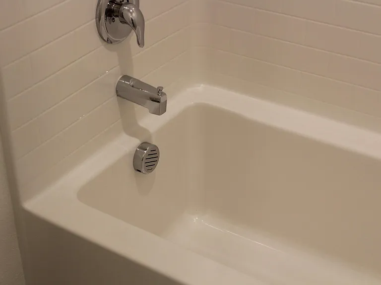 Good sized tub/shower in jack and jill bathroom