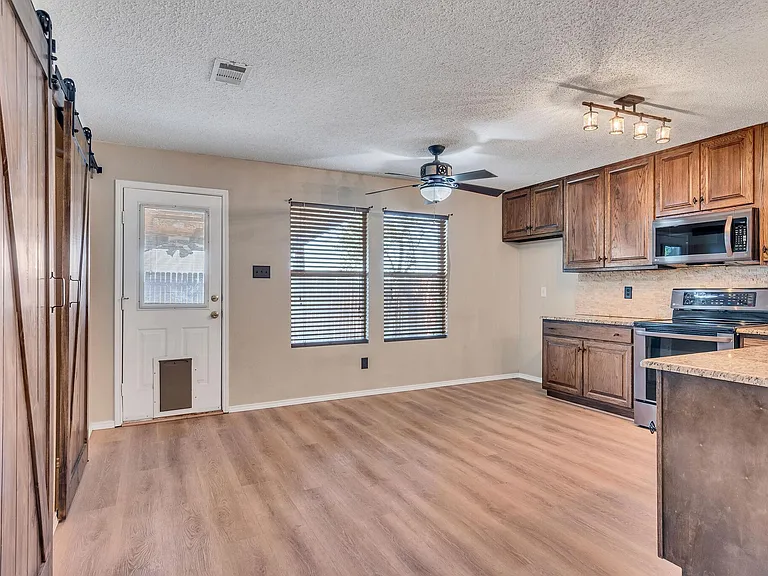 2124 Blanco Ln — Photo 10