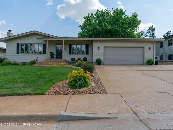 1321 13th St W, Dickinson, ND 58601