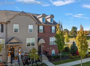 314 Glenhurst Blvd, Rochester Hills, MI 48307