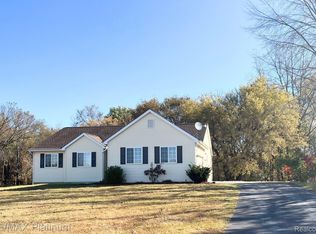 3236 Birch Tree Ln, Fowlerville, MI 48836