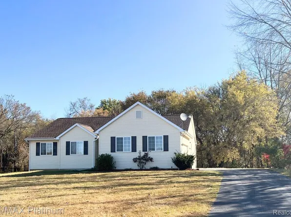 3236 Birch Tree Ln, Fowlerville, MI 48836