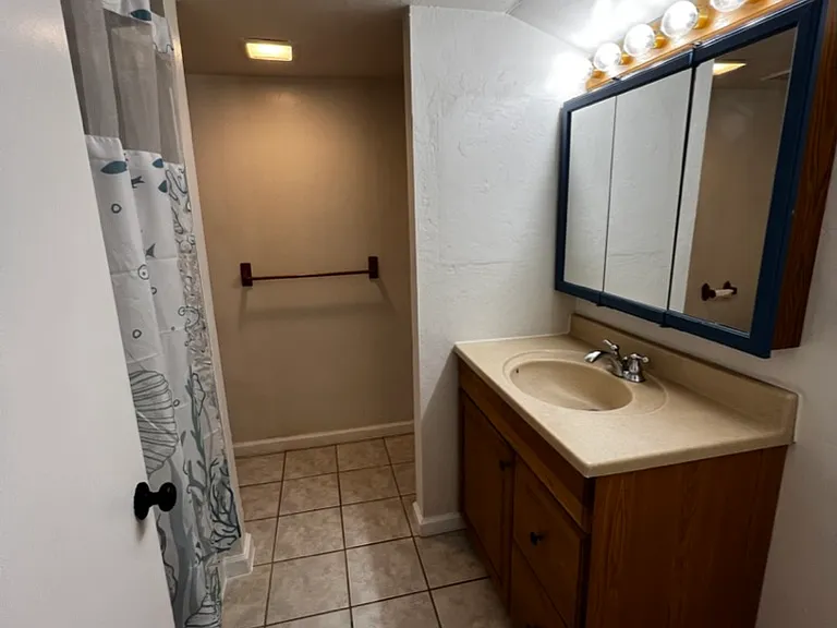 Upstairs bathroom with tub/shower