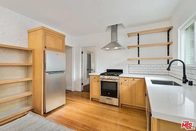 1034 Bay St — Photo 4