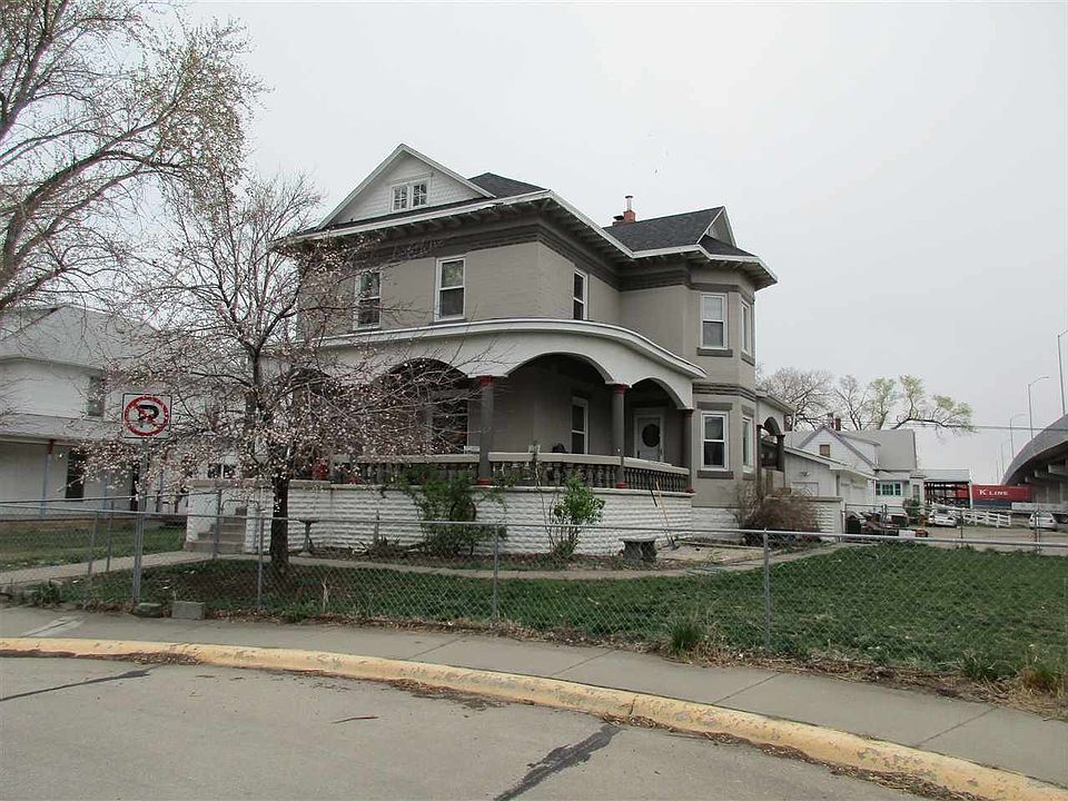 1st image of 403 W 6th St