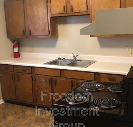 3rd image of 710 Avenue A #2