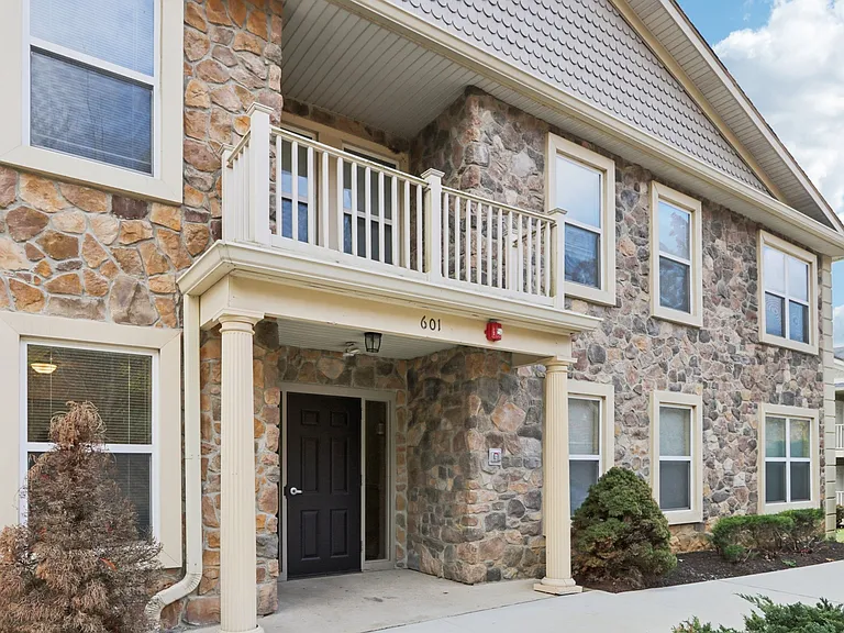 Summit Ridge Luxury Apartments — Photo 29