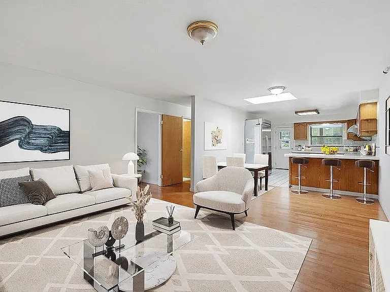 565 Crespi Dr — Photo 10