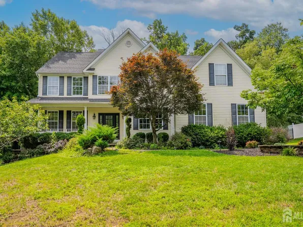 14 Bard Dr, Monroe Township, NJ 08831