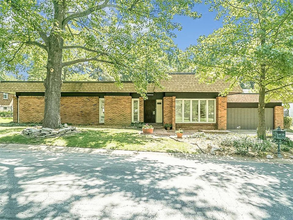 Welcome to 2314 Putter Lane in the charming Setting of Crystal Lake Park.  The sleek contemporary lines give a hint to the drama that lies within.  This sprawling courtyard ranch features 2090 square feet of finished space on the Main Level.  There is 720 square feet of additional unfinished space in the lower level.