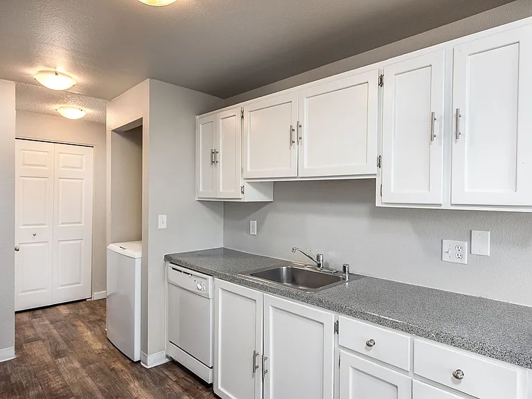 Cross Creek Apartments — Photo 8