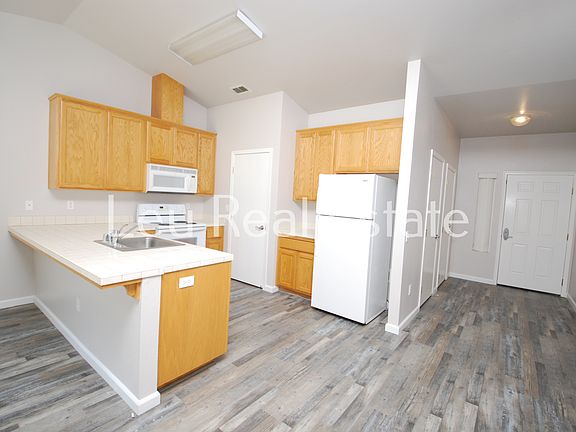 3rd image of 634 Pearl Pl APT B