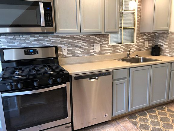 Updated kitchen - new stainless appliances including dishwasher, recess lighting