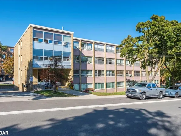 8 Kinsdale Blvd #35, Toronto, ON M8Y 1T9