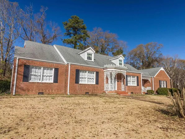 228 N 3rd St, Selmer, TN 38375