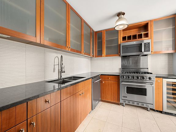 4th image of 250 E 53rd St APT 3001