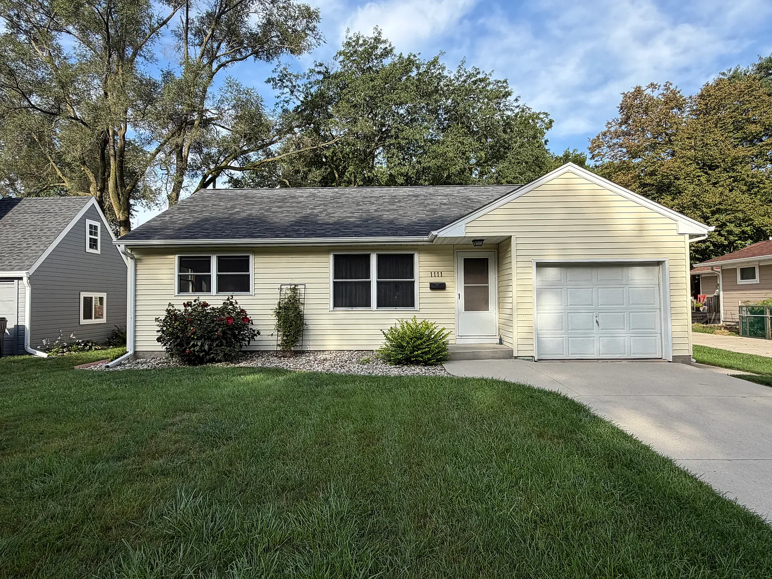 3 bed, 1440 sqft, $2,100 — Photo 1