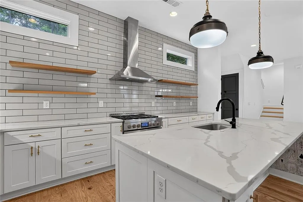 3 bed, 2.5 bath, 2454 sqft, $3,995 — Photo 3