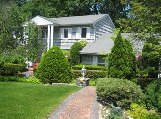 134 Tara Dr, Roslyn, NY 11576